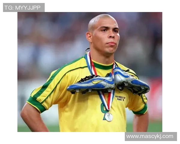 足球明星巅峰期的辉煌瞬间与传奇故事回顾