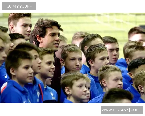 足球明星的儿子萌态百出引发网友热议可爱瞬间频频曝光