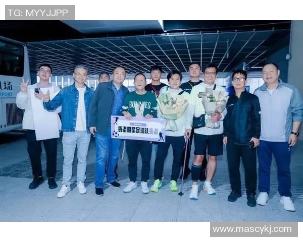 足球明星盛大抵达宝安机场引发球迷热烈欢迎现场气氛火爆